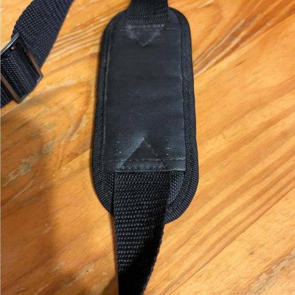 Kenneth Cole Reaction Crossbody Case - Picture 14 of 15